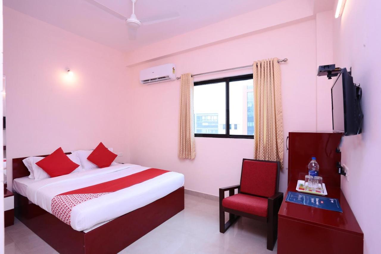 Oyo 13577 Tkr Metro Residency Hotel Kochi Eksteriør billede