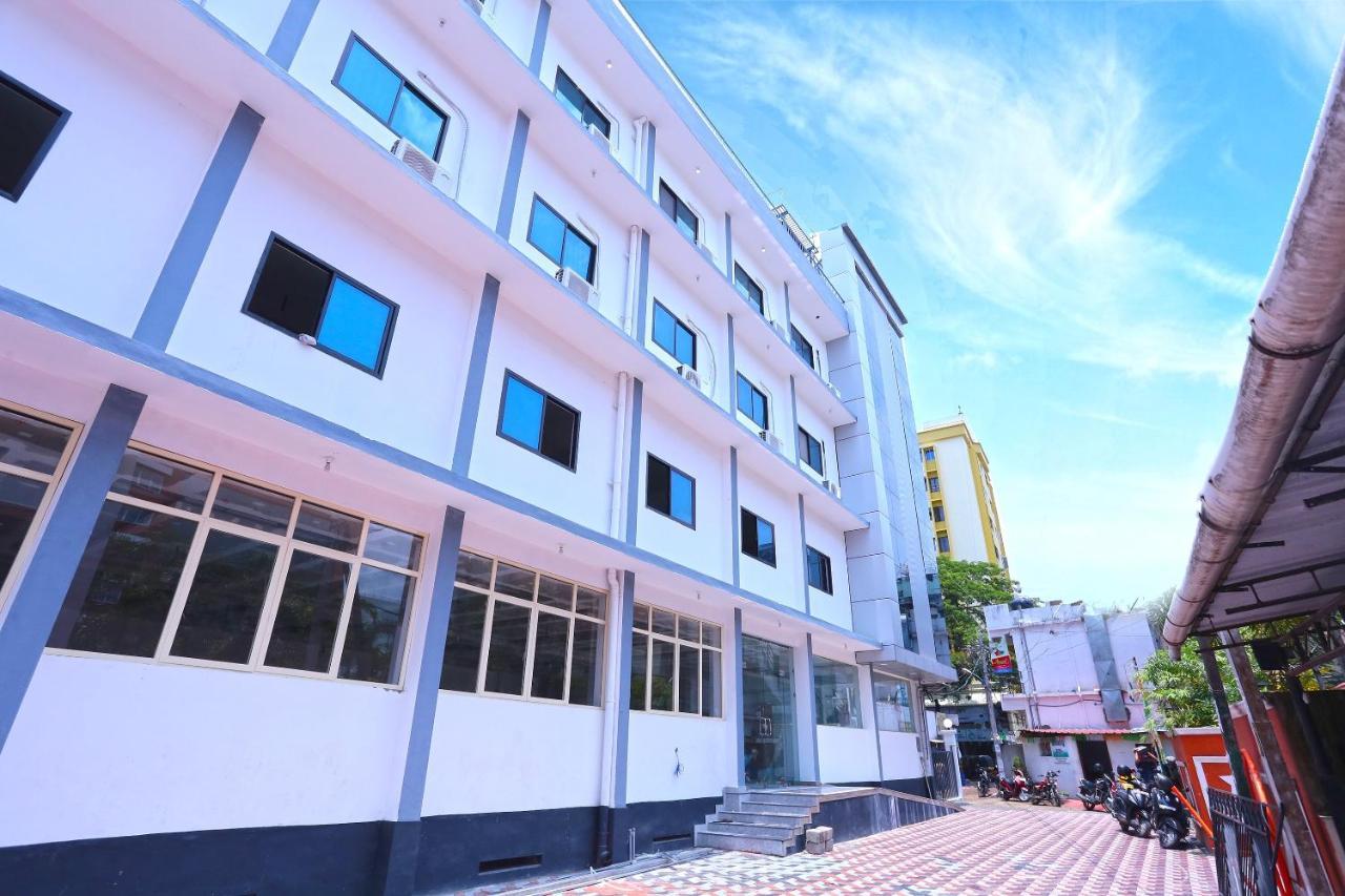 Oyo 13577 Tkr Metro Residency Hotel Kochi Eksteriør billede
